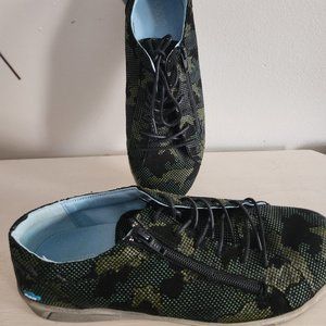 CLOUD ALKA CAMO SNEAKER SIZE 9 BRAND NEW